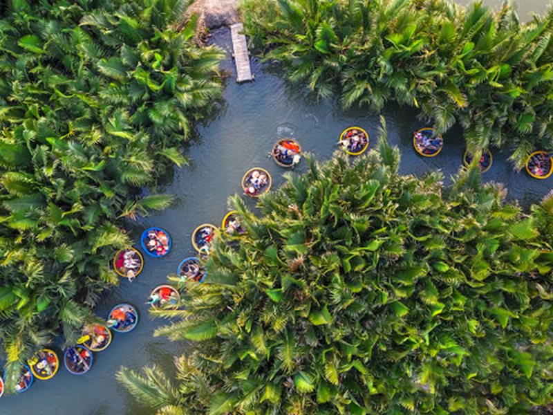 Bạn có thể đến rừng dừa Bảy Mẫu bằng đường bộ hoặc đường sông
