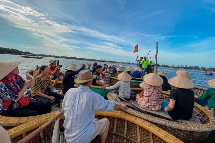 Đi rừng dừa Bảy Mẫu cùng gia đình có gì vui?