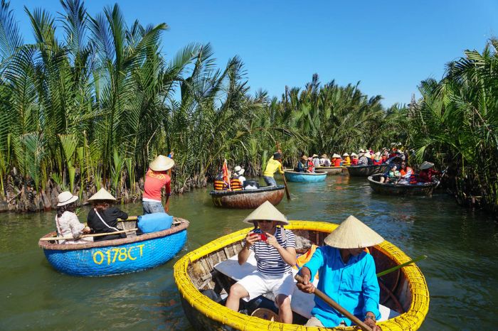 Trải nghiệm làm ngư dân tại Rừng Dừa Bảy Mẫu
